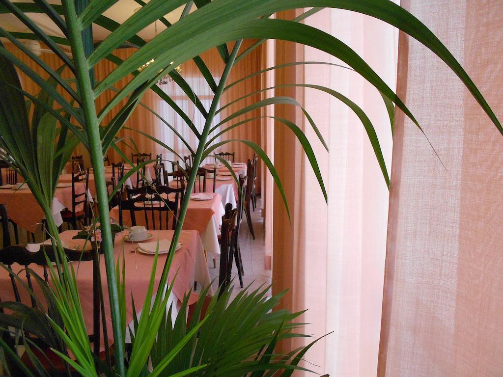 Hotel Villa Dei Platani Bellaria-Igea Marina Bagian luar foto
